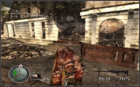 Zabieramy rannego przyjaciela [1] na plecy (klawisz E) i ruszamy po wskazanej trasie, do zaznaczonego na naszej mapie, trzeciego celu z kolei [03] - [Opis przejścia] Karlshorst | Sniper Elite Berlin 1945 - Sniper Elite: Berlin 1945 - poradnik do gry