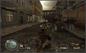 Przy wyjściu z uliczki natrafiamy na czołg - [Opis przejścia] Zaginiony Kontakt | Sniper Elite Berlin 1945 - Sniper Elite: Berlin 1945 - poradnik do gry
