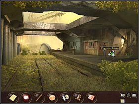 Nina wchodzi na peron, na którym znajduje następujące przydatne przedmioty: miśka -przytulankę (na lewym krańcu peronu), wywieszkę z napisem: Poszukiwana pomoc stojącą na okienku kiosku i opartą o bok kiosku parasolkę - Francja- Paryż (cz.2) | Tajne akta 2 Puritas Cordis - Tajne akta 2: Puritas Cordis - poradnik do gry