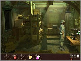 Tam podchodzi do stolika ze staroświecką, ale wciąż sprawną maszyną do szycia (po prawej), z którego (lewy róg) zabiera przenośną konsolkę do gier - Francja - Zamek (cz.1) | Tajne akta 2 Puritas Cordis - Tajne akta 2: Puritas Cordis - poradnik do gry