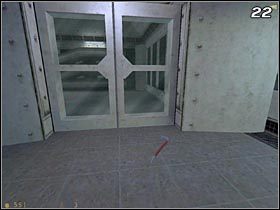 Gdy znajdziesz się przy szklanych drzwiach, podnieś leżący na ziemi łom [#22] i rozwal z jego pomocą szybę - [Opis przejścia Half-Life] Unforeseen Consequences - cz. 1 - Half-Life - poradnik do gry