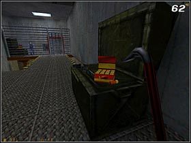 Tuż obok znajduje się długi korytarz, w którym stoi kilka drewnianych skrzyń [#61] - [Opis przejścia Half-Life] Office Complex - cz. 1 - Half-Life - poradnik do gry