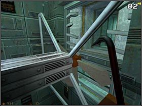 Tuż obok czerwonych drzwi znajduje się kratka wentylacyjna [#81] - [Opis przejścia Half-Life] Office Complex - cz. 2 - Half-Life - poradnik do gry