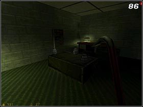 W kolejnym tunelu idź cały czas przed siebie i na końcu trasy wejdź na najcieńszy kawałek podłogi [#85] - [Opis przejścia Half-Life] Office Complex - cz. 2 - Half-Life - poradnik do gry