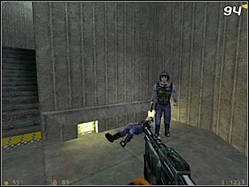 Poproś strażnika [#94] , żeby towarzyszył Ci w dalszej drodze i wejdź po schodach na górę - [Opis przejścia Half-Life] Office Complex - cz. 2 - Half-Life - poradnik do gry
