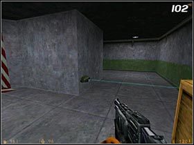 Za drzwiami pożarowymi zobaczysz kolejne czujniki laserowe, tym razem niebieskie [#102] - [Opis przejścia Half-Life] Weve Got Hostiles - cz. 1 - Half-Life - poradnik do gry