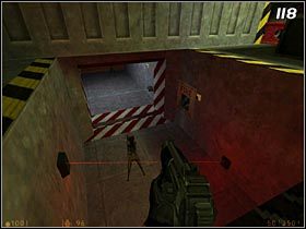 Przejdź po taśmociągu przez tunel i załatw ukrywającego się za workami z piaskiem żołnierza [#117] - [Opis przejścia Half-Life] Weve Got Hostiles - cz. 2 - Half-Life - poradnik do gry