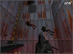 Gdy wychylisz głowę na zewnątrz, z góry posypie się mnóstwo żelastwa, a z wiszącego nad szybem śmigłowca spuszczą się na linach komandosi [#128] - [Opis przejścia Half-Life] Weve Got Hostiles - cz. 2 - Half-Life - poradnik do gry