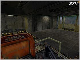 Wrzuć do kabiny materiał wybuchowy (jeśli ich nie posiadasz, to znajdziesz dwie sztuki w stojących obok skrzyniach) i wciśnij przycisk, aby posłać ją na górę - [Opis przejścia Half-Life] On a Rail - cz. 3 - Half-Life - poradnik do gry