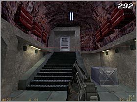 Po krótkiej wędrówce dotrzesz do schodów, które zablokowane są przez laserowe czujniki [#292] - [Opis przejścia Half-Life] On a Rail - cz. 4 - Half-Life - poradnik do gry