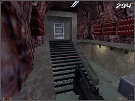 Tuż obok schodów znajdują się metalowe skrzynie - [Opis przejścia Half-Life] On a Rail - cz. 4 - Half-Life - poradnik do gry