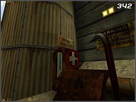 Odkręć zawór znajdujący się obok zbiornika [#342] i natychmiast rozpocznij wspinaczkę po drabinie - [Opis przejścia Half-Life] Residue Processing - cz. 1 - Half-Life - poradnik do gry