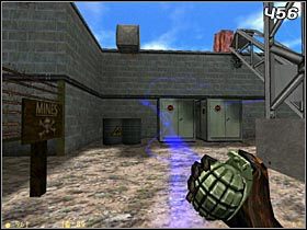 Pod ścianą stoją dwa transformatory [#456] , a tuż obok nich beczki z paliwem - [Opis przejścia Half-Life] Surface Tension - cz. 3 - Half-Life - poradnik do gry