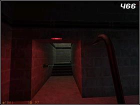 Wejdź w skąpany w czerwonym świetle korytarz [#466] i przeczołgaj się pod umieszczoną na ścianie miną - [Opis przejścia Half-Life] Surface Tension - cz. 4 - Half-Life - poradnik do gry