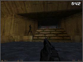 Gdy znajdziesz się na powierzchni, natychmiast pochyl się i przesuń się do tyłu, chowając się za jednym z dwóch głazów - wykorzystasz je w charakterze osłon przed przeciwnikami [#543] , którzy znajdują się w pobliżu - [Opis przejścia Half-Life] Forget about Freeman! - cz. 2 - Half-Life - poradnik do gry