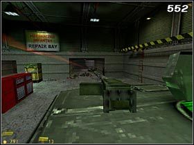 Gdy wokół zrobi się spokojnie, zejdź na dół i pozbieraj porzucone przez przeciwników przedmioty (nie zapomnij o rozwaleniu drewnianych skrzyń) - [Opis przejścia Half-Life] Forget about Freeman! - cz. 2 - Half-Life - poradnik do gry