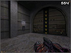Pozbywszy się wrogów, skręć w lewo i ruszaj naprzód jedyną dostępną drogą - [Opis przejścia Half-Life] Forget about Freeman! - cz. 2 - Half-Life - poradnik do gry