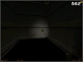 Po chwili dotrzesz do korytarza z ogromnym włazem - [Opis przejścia Half-Life] Lambda Core - cz. 1 - Half-Life - poradnik do gry