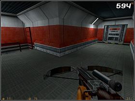 Podążając przed siebie miniesz niewielkie pomieszczenie, ale nie ma w nim nic ciekawego poza dwoma testowymi teleporterami, które przenoszą z jednej kabiny do drugiej, dlatego od razu przejdź do końca korytarza - [Opis przejścia Half-Life] Lambda Core - cz. 2 - Half-Life - poradnik do gry