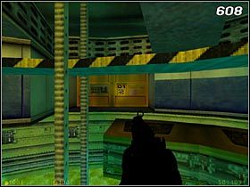 Przyjrzyj się dokładnie okrągłemu pomieszczeniu i prześledź uważnie ruch wszystkich platform, które krążą nad zbiornikiem wypełnionym radioaktywną substancją - [Opis przejścia Half-Life] Lambda Core - cz. 3 - Half-Life - poradnik do gry