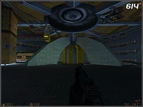Gdy będziesz gotowy do działania, poproś strażnika o pomoc, a następnie udaj się wraz z naukowcem do sali [#614] , gdzie znajduje się olbrzymi teleporter - [Opis przejścia Half-Life] Lambda Core - cz. 3 - Half-Life - poradnik do gry