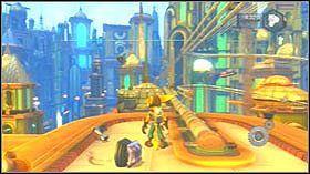 Po zeskoczeniu na ziemie załatw przeciwników, skręć w lewo, przejdź przez korytarz i na koniec wybij się z katapulty, która znajduje się po lewej stronie - Metropolis, Planet Kerwan | Opis przejścia - Ratchet & Clank: Tools of Destruction - poradnik do gry