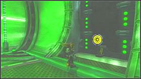 Teraz przejdź przez bramę, podejdź do fontanny po czym skręć lekko w prawo i zbierz pierwszą statuetkę - Imperial Fight Festival, Planet Mukow | Opis przejścia - Ratchet & Clank: Tools of Destruction - poradnik do gry