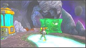 Biegnij na wprost, przeskocz rozpadlinę a na końcu wybij się z zielonej trampoliny, aby dostać się na górę - Apogee Space Station, Nundac Asteroid Ring | Opis przejścia - Ratchet & Clank: Tools of Destruction - poradnik do gry