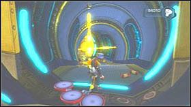 Teraz zabij wszystkich przeciwników, wejdź po niebieskiej drabinie i obejrzyj scenkę - Apogee Space Station, Nundac Asteroid Ring | Opis przejścia - Ratchet & Clank: Tools of Destruction - poradnik do gry