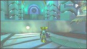 Wyjdź przez drzwi na wprost, skręć w lewo a następnie stań na okrągłej platformie i aktywuj Gyro-cycle - Meridian City, Planet Igliak | Opis przejścia - Ratchet & Clank: Tools of Destruction - poradnik do gry
