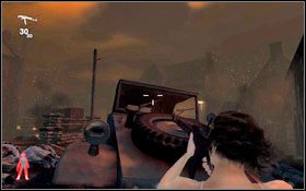 Idź dalej, schodkami w dół, przy budynku znajdziesz apteczkę (Medikit ) - Fade to Grey - Village | Opis przejścia Velvet Assassin - Velvet Assassin - poradnik do gry