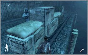 Gdy wszyscy się rozejdą, udaj się za strażnikiem po prawej i schowaj za kolejnymi skrzyniami #1 - Leave A Light On - Docks (cz.1) | Opis przejścia Velvet Assassin - Velvet Assassin - poradnik do gry