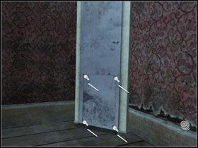 Elektroniczna bramka w rogu pokoju #1 przy podstawie ma panel kontrolny któremu możemy się bliżej przyjrzeć - Rozdział I - Paloma | Opis Przejścia | Still Life 2 - Still Life 2 - poradnik do gry