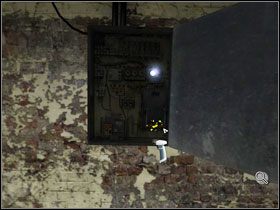 W miejscu w którym stało kiedyś elektryczne krzesło znajdujemy fragmenty szkła (dokładnie naprzeciwko małych szyn, po drugiej stronie drewnianej kładki) #1 - Rozdział IV - McPherson (cz.2) | Opis Przejścia | Still Life 2 - Still Life 2 - poradnik do gry