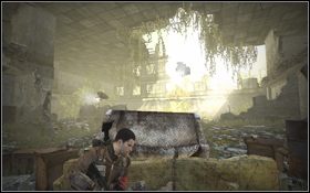 Wejdź do środka i zacznij wchodzić po gruzowisku na górę [1] - Rozdział 4 - Widoki (cz.1) | Opis przejścia | Terminator Ocalenie - Terminator: Ocalenie - poradnik do gry