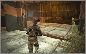 Jeśli brakowałoby ci granatów [1] to znajdziesz kilka w miejscu rozpoczęcia bitwy przy metalowych skrzyniach - Rozdział 7 - Angie (cz.2) | Opis przejścia | Terminator Ocalenie - Terminator: Ocalenie - poradnik do gry