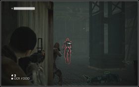 Wejdź na górę po schodach z prawej [1] i podbiegnij do pierwszego kontenera - Rozdział 8 - Każde życie jest święte (cz.2) | Opis przejścia | Terminator Ocalenie - Terminator: Ocalenie - poradnik do gry