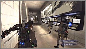 Powróć teraz na niższe piętro i przygotuj sobie czytnik PKE - Etap 3 - Biblioteka publiczna (cz.1) | Opis przejścia Ghostbusters - Ghostbusters: The Video Game - poradnik do gry