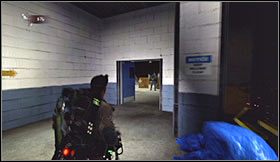 Podejdź do znajdującej się w centralnej części pomieszczenia drewnianej skrzyni i zniszcz ją, co spowoduje uwolnienie kuratora muzeum - Etap 4 - Muzeum historii (cz.1) | Opis przejścia Ghostbusters The Video Game - Ghostbusters: The Video Game - poradnik do gry