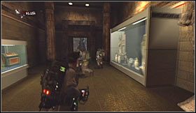 Po zakończeniu filmu przerywnikowego zbadaj centralny posąg z użyciem czytnika PKE, a następnie zniszcz go pojedynczym pociskiem Boson Dart - Etap 4 - Muzeum historii (cz.3) | Opis przejścia Ghostbusters The Video Game - Ghostbusters: The Video Game - poradnik do gry