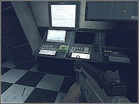 Upadek spowoduję otwarcie się drzwi kontenera, przejdź przez niego i wskocz na paczki, a następnie przepraw się przez następne dwie kładki i drabiną do góry - Nowy Jork - Odnalezienie Vivian | Opis przejścia | Legendary - Legendary - poradnik do gry