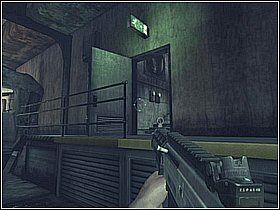 Idź schodami na dół, nie kieruj się na prawo, bo tam nic nie ma, od razu rozwal wejście do szybu i wejdź do niego - Nowy Jork - Odnalezienie Vivian | Opis przejścia | Legendary - Legendary - poradnik do gry