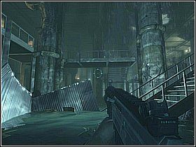 Wejdź na środek ulicy pomiędzy żołnierzy, zaraz przyjdzie Golem i narobi nieco rumoru w wyniku, którego znajdziesz się w kanałach pod ulicą - Nowy Jork - Golem i Puszka Pandory | Opis przejścia | Legendary - Legendary - poradnik do gry