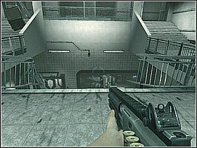 Teraz szybko schowaj się we wnęce powstałej dzięki niedomkniętym drzwiom po lewej i czekaj tam aż helikopter zostanie zestrzelony - Nowy Jork - Wieża Lafeya | Opis przejścia | Legendary - Legendary - poradnik do gry