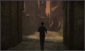 Skieruj się do drzwi wyjściowych [1] , a kiedy zakończy się scenka animowana udaj się na schody [2] prowadzące na Boisko treningowe - Ginny i Klub eliksirów | Opis przejścia Harry Potter i Książę Półkrwi - Harry Potter i Książę Półkrwi - poradnik do gry