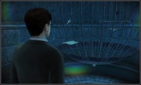 Kiedy po animacji znajdziesz się w bibliotece, udaj się do obrazu [1] , którym przejdziesz na Wielkie schody - Tajemniczy eliksir | Opis przejścia Harry Potter i Książę Półkrwi - Harry Potter i Książę Półkrwi - poradnik do gry
