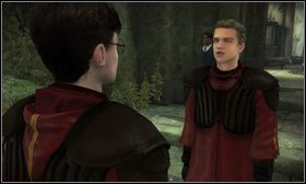 Przejdź przez długi korytarz [1] i kieruj się w stronę Wejścia na boisko do quidditcha - Kolejny mecz quidditcha | Opis przejścia Harry Potter i Książę Półkrwi - Harry Potter i Książę Półkrwi - poradnik do gry