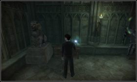 W Wieży astronomicznej po zejściu z rozwidlenia na klatce schodowej - Kamienne lwy | Godła w Harry Potter i Książę Półkrwi - Harry Potter i Książę Półkrwi - poradnik do gry