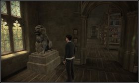 W narożniku w Bibliotece - Kamienne lwy | Godła w Harry Potter i Książę Półkrwi - Harry Potter i Książę Półkrwi - poradnik do gry