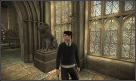 W narożniku na korytarzu prowadzącym do Skrzydła szpitalnego - Kamienne lwy | Godła w Harry Potter i Książę Półkrwi - Harry Potter i Książę Półkrwi - poradnik do gry